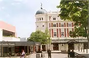 Crucible Theatre (links) und Lyceum Theatre (rechts)