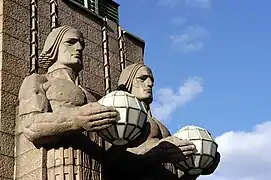 Emil Wikström: „Laternenträger“ (Lyhdynkantajat), Figuren am Hauptbahnhof Helsinki (1914)