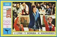 Panini-Sammelbild: Siegerehrung im Damen-Einzel 1972: Mitte die Österreicherin Trixi Schuba (Gold), rechts Karen Magnussen (Silber), links die US-Amerikanerin Janet Lynn (Bronze)