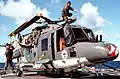 Wartungsarbeiten: Ein BHS Sea Lynx ist mit Harpune und Laschings gesichert. Die Rotorblätter sind gefaltet um den BHS in den Hangar verfahren zu können.