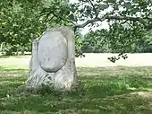 Eine der drei Steinplastiken