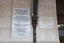 Gedenktafeln am Bahnhof Toulouse-Matabiau zum Gedenken an die Opfer zweier Deportationszüge, die die Stadt verließen: der Train Fantômas (linke Tafel) und ein jüdischer Deportationszug, der am 30. Juli 1944 als letzter diesen Bahnhof verließ