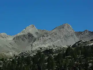 Gipfelansicht des Trois-Évêchés (2818 m) und des Dent des Évêchés (2771 m) aus Nordwesten.