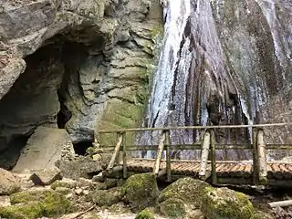 Eingangsportal der Höhle von Môtiers