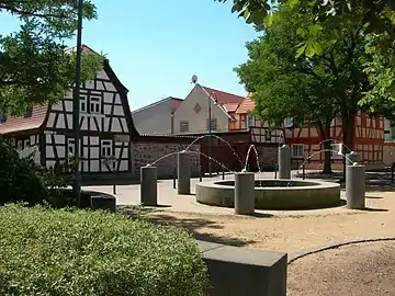 Brunnen und weitere Fachwerkhäuser