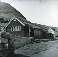 Das Haus „Har Frammi“ in Múli im Jahr 1961 kurz vor der Abtragung. Das Haus wurde Stein für Stein und Brett für Brett abgetragen und später in einem Freilichtmuseum in Dänemark wieder aufgebaut.