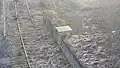 Ehemaliger Standort der Gleiswaage in Gleis 3, unter der Wellblechabdeckung beobachtet die „Bahnhofskatze“ das Geschehen.