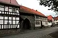 Torhalle, in die Häuserzeile eingebunden