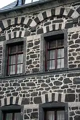Fassadengestaltung mit Basaltlava und Tuff, 19. Jh., Mülheim-Kärlich