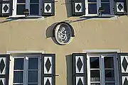 Madonnenrelief an der straßenseitigen Fassade