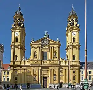 Rk. Theatinerkirche (München): Basilika mit Doppelturmfassade