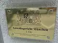 Schild des Anwaltsgerichts für den Bezirk der Rechtsanwaltskammer München in der Marienstraße 14–16