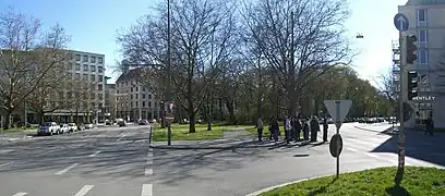 Maximiliansplatz: dieser liegt als Verkehrsinsel zwischen den Richtungsfahrbahnen