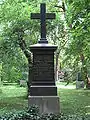 Eine der typischen historischen Grabmalformen aus Schwarz-Schwedisch, die allseits poliert waren (Alter Nordfriedhof in München)