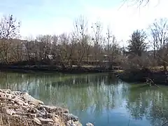 Mündung der Echaz am Westrand von Kirchentellinsfurt auf 305,5&nbsp;m&nbsp;ü.&nbsp;NHN. Das Gewässer ist hier vom Ohafelsen an 23,8&nbsp;km lang und hat ein 135,6&nbsp;km² großes Einzugsgebiet.