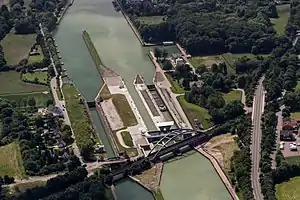 Links die stillgelegte Kammer 3 und rechts die beiden neuen Kammern hinter der Eisenbahnbrücke