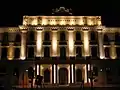 Das Hauptgebäude bei Nacht