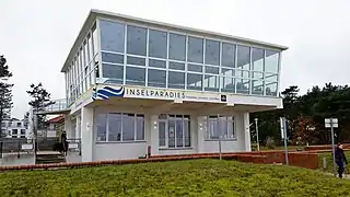 Gaststätte „Inselparadies“ in Baabe (Rügen) mit Pilzschalendach, (errichtet 1966, saniert 2017)