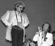 Opernsänger Markus Schwendemann als Papageno in einer Antilopenjacke (etwa&nbsp;1986/87)