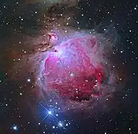 Amateurastronomische, nachbearbeitete Aufnahme des Orionnebels mit einem größeren Fernrohr mit 30&nbsp;Zentimeter Teleskopöffnung.