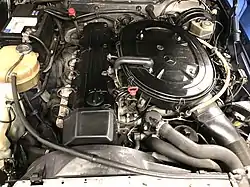 Motor M 103 im Motorraum des 300 SL, Bj. 1991