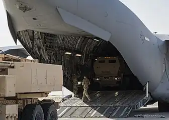 Zwei HIMARS werden in eine Boeing C-17 Globemaster III geladen (2017)