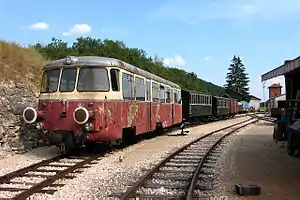Schlepptrieb­wa­gen der Härts­feld­bahn mit Mit­tel­puf­fer- und Re­gel­kupp­lung, letz­te­re dien­te der Be­för­de­rung auf­ge­bock­ter Re­gel­spur­gü­ter­wa­gen