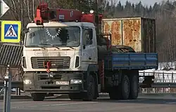 Ein MAZ-6312 mit Ladekran 130 km nordöstlich von St. Petersburg, 2014