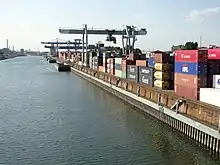 Mühlauhafen, rechts Container­terminal