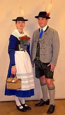 Paar in Miesbacher Tracht; sie trägt ein Kropfband