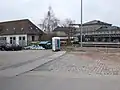Reste des Gleisanschlusses auf dem ehemaligen Fabrikgelände, im Hintergrund der Hauptbahnhof