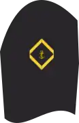 Dienstgradabzeichen eines Maats (10-er Verwendungsreihe) auf dem Oberärmel der Jacke des Dienstanzuges für Marineuniformträger