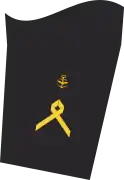Dienstgradabzeichen eines Hauptbootsmannes (50er Verwendungsreihe) auf dem Unterärmel der Jacke des Dienstanzuges für Marineuniformträger