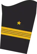Dienstgradabzeichen eines Stabskapitänleutnants (Truppendienst oder militäfachlicher Dienst) auf dem Unterärmel der Jacke des Dienstanzuges für Marineuniformträger