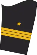 Dienstgradabzeichen eines Korvettenkapitäns (Truppendienst oder militäfachlicher Dienst) auf dem Unterärmel der Jacke des Dienstanzuges für Marineuniformträger