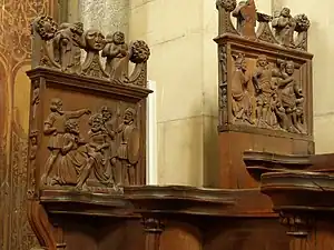 Chorgestühl des Magdeburger Doms, rechts ein Originalwerk des 14.&nbsp;Jh., links ein Ersatz aus dem 19.&nbsp;Jh.