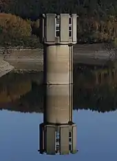 Wasserentnahmeturm bei Niedrigwasser