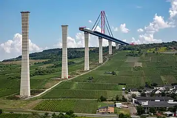 Vorschub des mittels Hilfspylon frei auskragenden Überbaus , August 2016