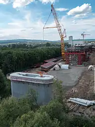 Fertige Pfeiler und beginnende Montage des Überbaus, Juli 2015