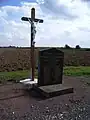 Flurkreuz und Gedenktafel an die Kämpfe im Jahr 1940