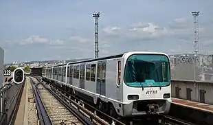 Vier-Wagen-Zug der Linie 2 bei der Ausfahrt aus der Station Bougainville (2014)