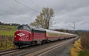 MY 1142 von Braunschweiger Bahn Service GmbH mit einem historischen Sonderzug auf der Dillstrecke bei Haiger