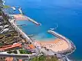 Strand und Yachthafen (hinten) von Calheta