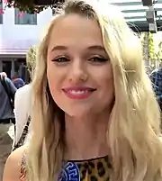 Sydney Sweeney und Madison Iseman verkörpern zwei musikalisch begabte Schwestern.