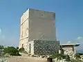 Madliena Tower, Ansicht von Nordosten. Rechts am Fuße des Turms ist die während des Zweiten Weltkrieges errichtete Stellung zu erkennen