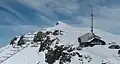 Station Männlichen mit dem Berg im Hintergrund im Winter