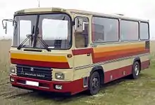 Kurzer Club-Reisebus R&nbsp;81 mit alter Frontgestaltung