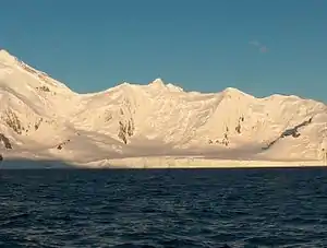 Blick von der Bransfieldstraße auf den Magura-Gletscher (Hintergrund: Tangra Mountains)