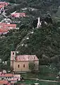 Blick auf die röm.-kath. Kirche Szent László und den Kalvarienberg
