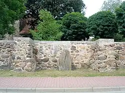 Menhir 1 vor der Kirchhofmauer